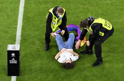  lgbt navijac uletio na teren sa zastavom duginih boja 