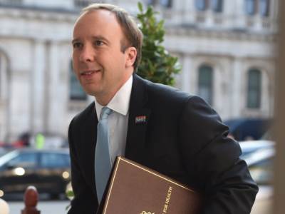  ministar zdravlja velike britanije podnio ostavku jer je poljubio kolegenicu 