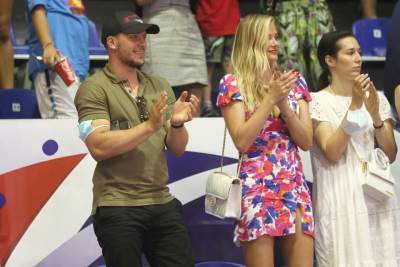  LUKA I SOFIJA PRVI PUT ZAJEDNO NA UTAKMICI: Navijali za košarkaše, manekenka dizala TRI prsta! (FOTO) 