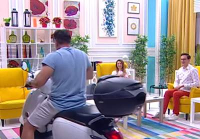  sani usao motorom u emisiju 