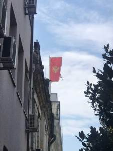  ostecene zastave na drzavnim institucijama 