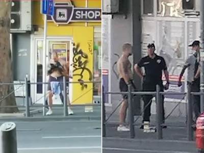  ulicni bokser sparinguje sa saobracajnim znakom 