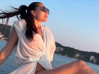  ceca podigla nogu i pozirala na jahti 