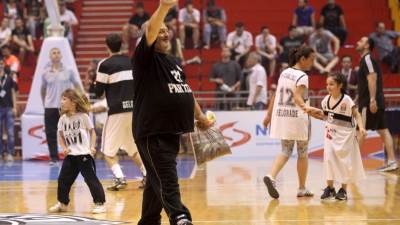  Čemu ovo: Tumbas pokazao genitalije pred djecom!? 