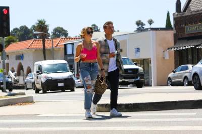  ava elizabet cerka riz vinterspun radi u restoranu 