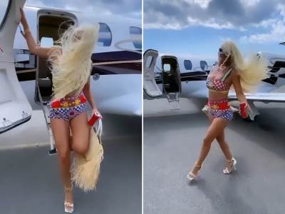  KARLEUŠA NA PISTI U GAĆAMA! Privatnim avionom sletela u Crnu Goru - Svi gledaju u detalj od 1.000 €! VIDEO 