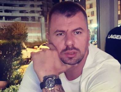  OVA DEVOJKA MU JE PUN POGODAK! Janjuš objavio fotku s novom LEPOTICOM i napravio haos - "Šetaš najjače ribe!" (FOTO)  