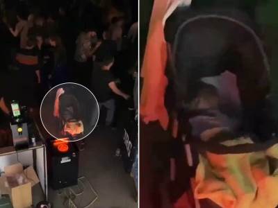  beba spava pored zvucnika u kaficu 