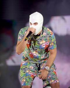  kako devito izgleda bez maske 