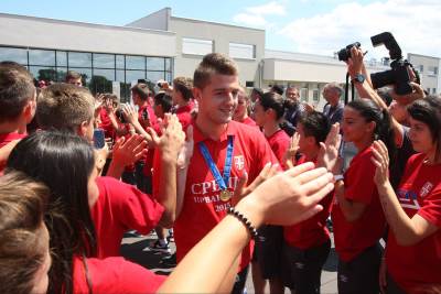  Sergej u ljubičastom? 