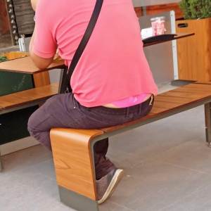  muskarac u zenskim gacama  