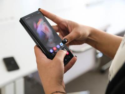  IZBACITI PUNJAČE IZ KUTIJA SVIH UREĐAJA, ali i obezbediti samo jedan tip punjača za sve telefone, pa i iPhone 