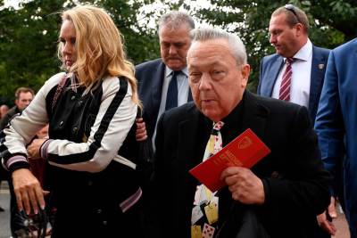  Ampika Pikston milijarder 