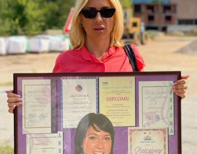  jovana jeremic sa diplomama 