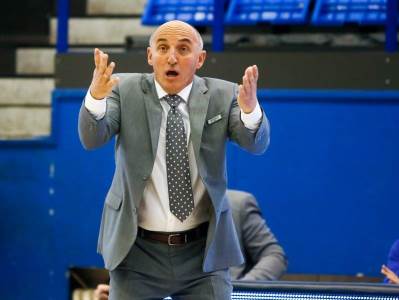  mihajlo pavicevic nezadovoljan sudjenjem u utakmici protiv buducnosti  