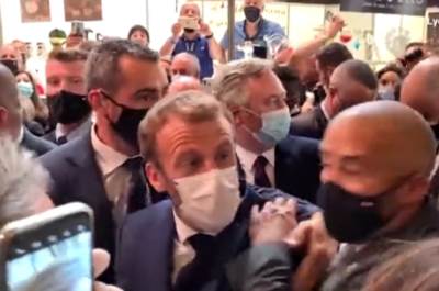  Emanuel Makron pogođen je jajetom tokom šetnje kroz Lion 