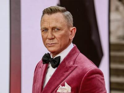  danijel krejg u roze sakou na crvenom tepihu 