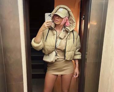  KRAĆA HALJINA NE POSTOJI! Jelena Karleuša "oduvala" u kožnom miniću - slikala se u LIFTU SVOJE VILE i raspametila sve! 