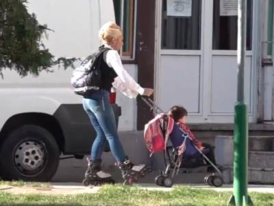  jovana jeremic na rolerima gura kolica 