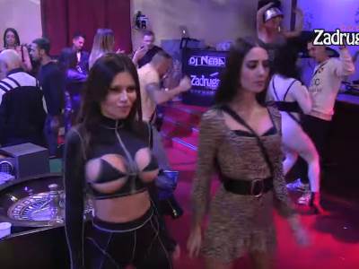  staniji se vidjele grudi trouglici  