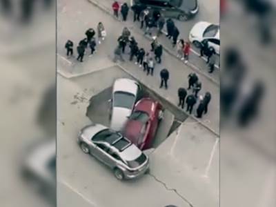  otvorila se rupa na putu upali automobili 