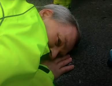  demonstrant sa protesta u britaniji se zalijepio za asfalt 