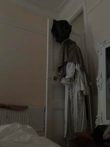  prizor kao iz horor filmova zena kao duh stajala na ulici  