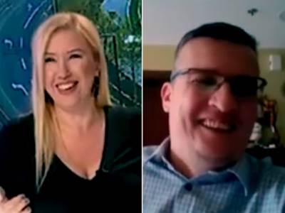  voditeljka se smije u pozadini 