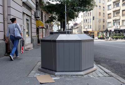  muskarac bacio novac u kontenjer 