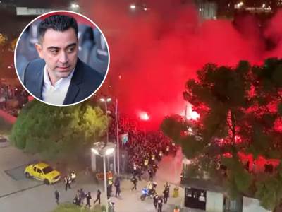  navijaci barseloni docekali cavija bakljada 