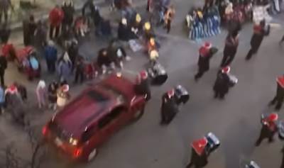  automobil uletio u masu na paradi u viskonsinu 