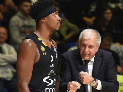  Zek-Ledej-zapisuje-u-knjizicu-sve-sto-kazu-treneri 