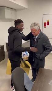  HIT: MURINJO DONEO CIPELE I ISPUNIO OBEĆANJE! Klinac hteo cipele od 800 evra - i dobio ih! (FOTO) 