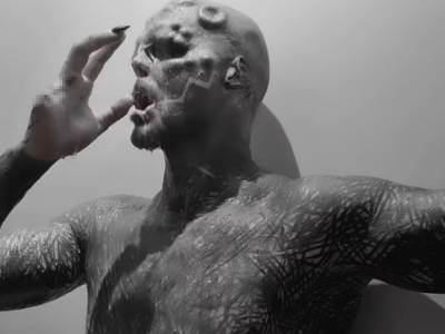  black alian project odjsekao prste da bi icio na vanzemaljca 