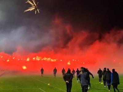  navijaci napravili bakljadu u pet ujutro 