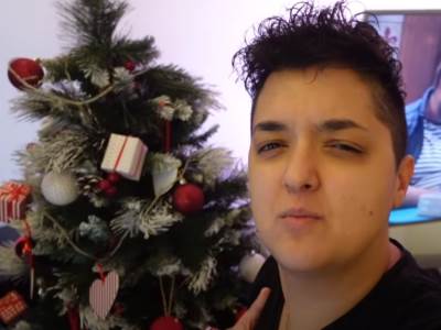  marija serifovic poklanja okicenu jelku 