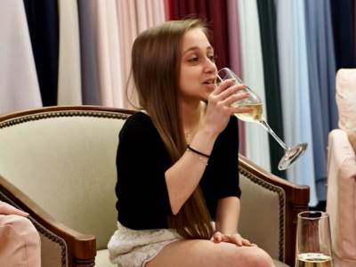  sona rej djevojka koja izgleda kao djevojcica zbog rijetke bolesti 