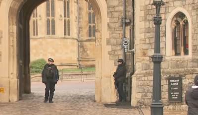  Policija ispred zamka Vindzor 