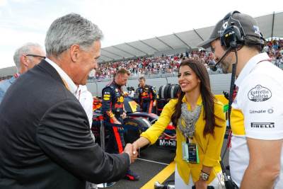  ZENA VOZAC FORMULA PRVI FERARI 