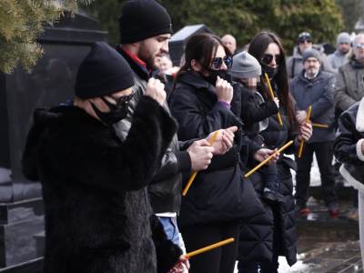 ceca i djeca na groblju pomen arkanu 
