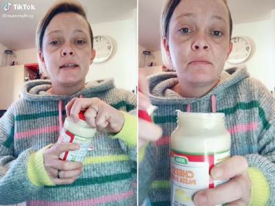  Žena pokazuje kako otvoriti teglu.jpg 