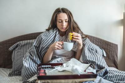  devojka cedi limun u krevetu 