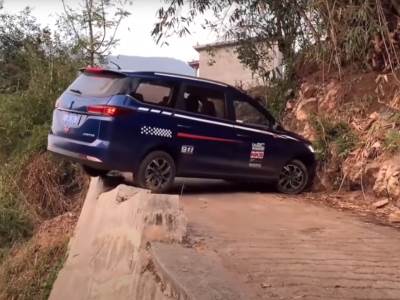  okrenuo auto uz samu liticu video 