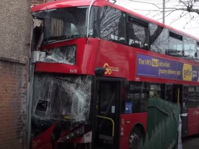  autobus na sprat udario u prodavnicu  u londonu 