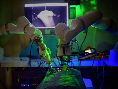 robot operisi u hirurskoj sali 