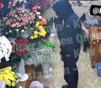  mladić ukrao ogroman buket iz cvjećare i pobjegao 