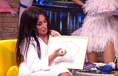  ZEMLJA JE RAVNA PLOČA, A MESEC SAMO PROJEKCIJA: Srpska pevačica ponovo briljirala u emisiji - "Nije bilo sletanja '69!" 