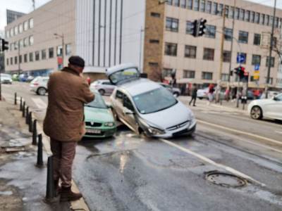  Dva automobila propala u asfalt 