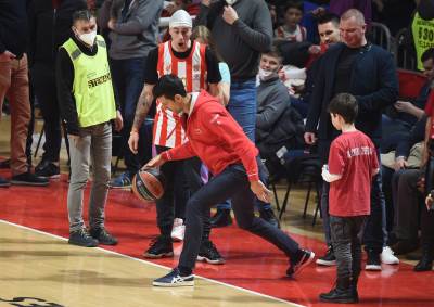  novak slavio sa igracima crvene zvezde 
