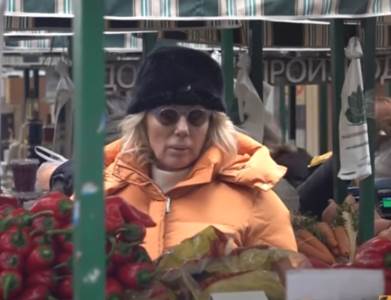  MAJBAH PARKIRALA ISPRED PIJACE! Neviđeno izdanje Lepe Brene - ležerno odjevena i BEZ TRUNKE ŠMINKE u nabavci! (FOTO) 